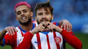 Portu celebra con Yan Couto el gol que le dio el triunfo al Girona sobre el Celta en Balaídos.