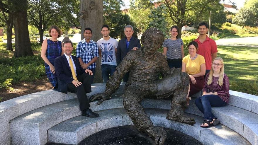 El físico gallego Juan Calderón (4º por la izquierda) celebró el premio ayer junto a su grupo de trabajo en la universidad Georgia Tech, de EE UU. La portavoz adjunta de LIGO, Laura Cardonati, (1ª por la izq.).