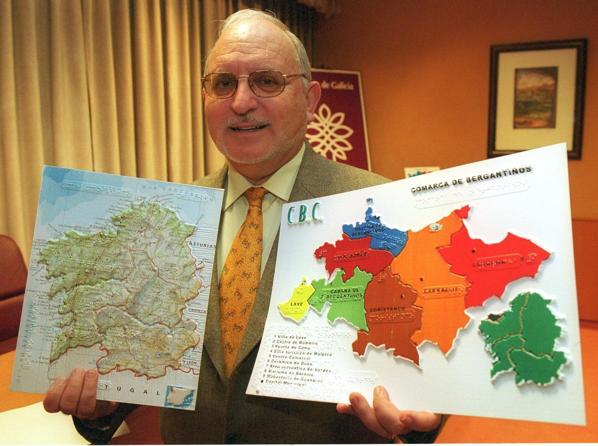 Precedo Ledo, con un mapa comarcal en 'braille' en 2001