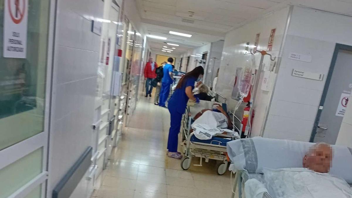 Camas en los pasillos, este lunes en el Hospital de La Vila Joiosa