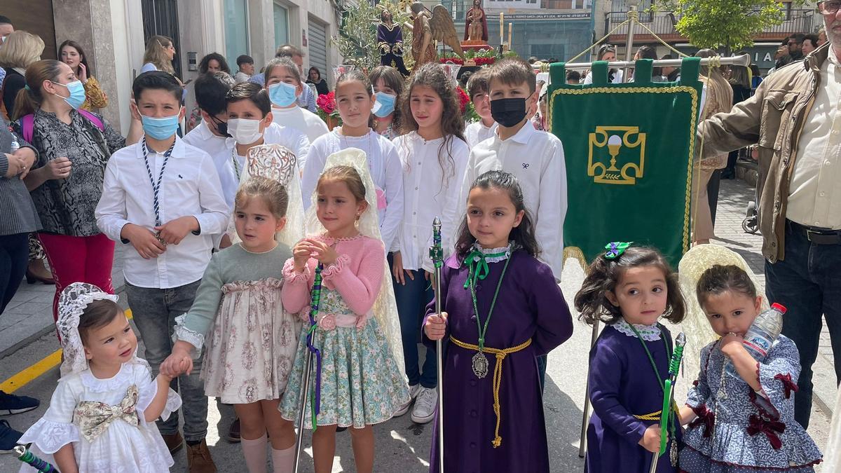 Algunos de los niños que iban con el paso de Jesús Orando en el Huerto en la Semana Santa Chica 2022 en Fernán Núñez.