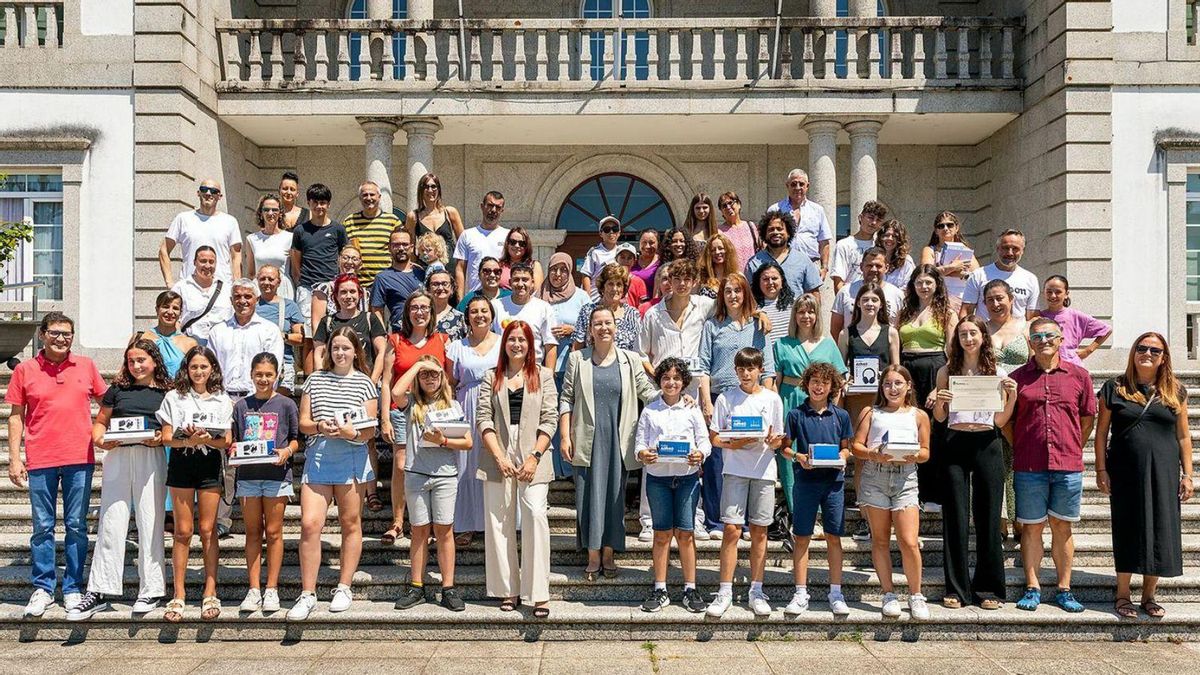 Alcaldesa, concejala, alumnado premiado y familiares, ayer en los Premios de Educación.
