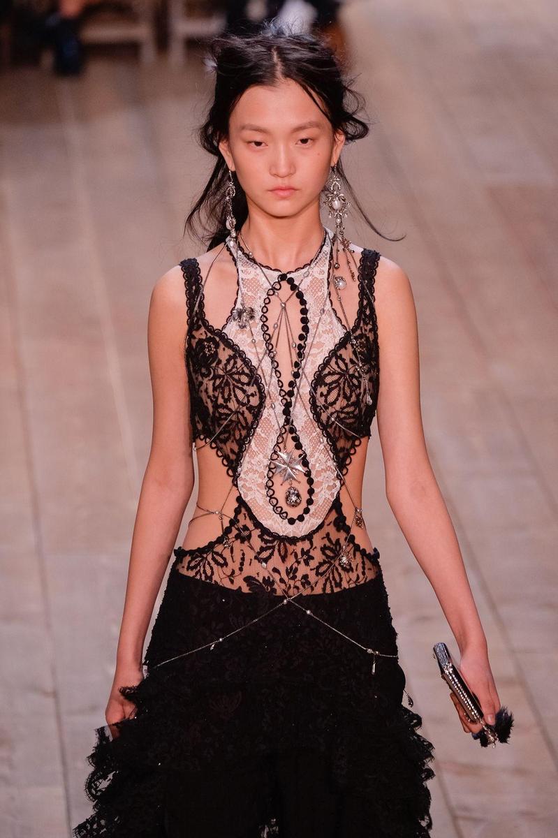 PFW: Alexander McQueen Primavera/Verano 2016, el rey encaje