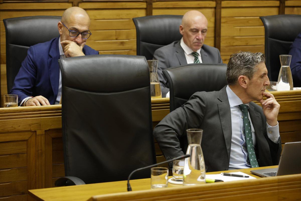 Jorge Pañeda sigue el pleno junto a la silla vacía de la edil de Vox, Sara Álvarez Rouco; tras él, Oliver Díaz y Abel Junquera.