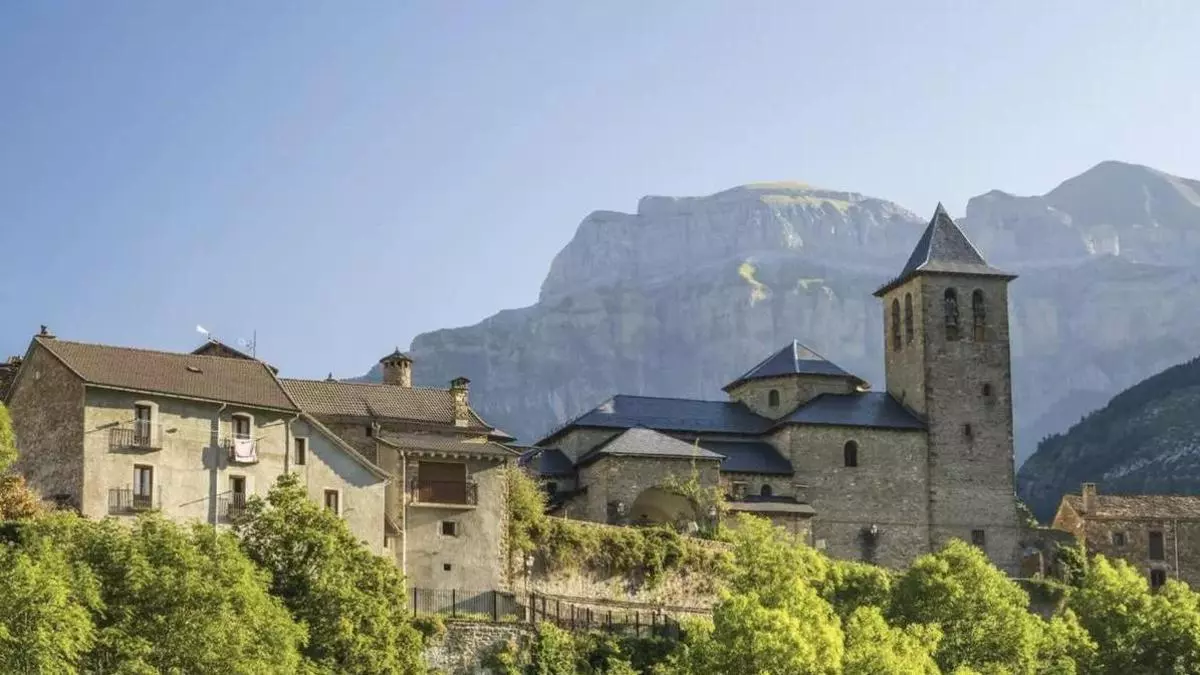 Nadie la visita, pero dicen que este paisaje remoto es la “Suiza española”: lagos de montaña, pueblos de piedra y cumbres de más de 2000 metros