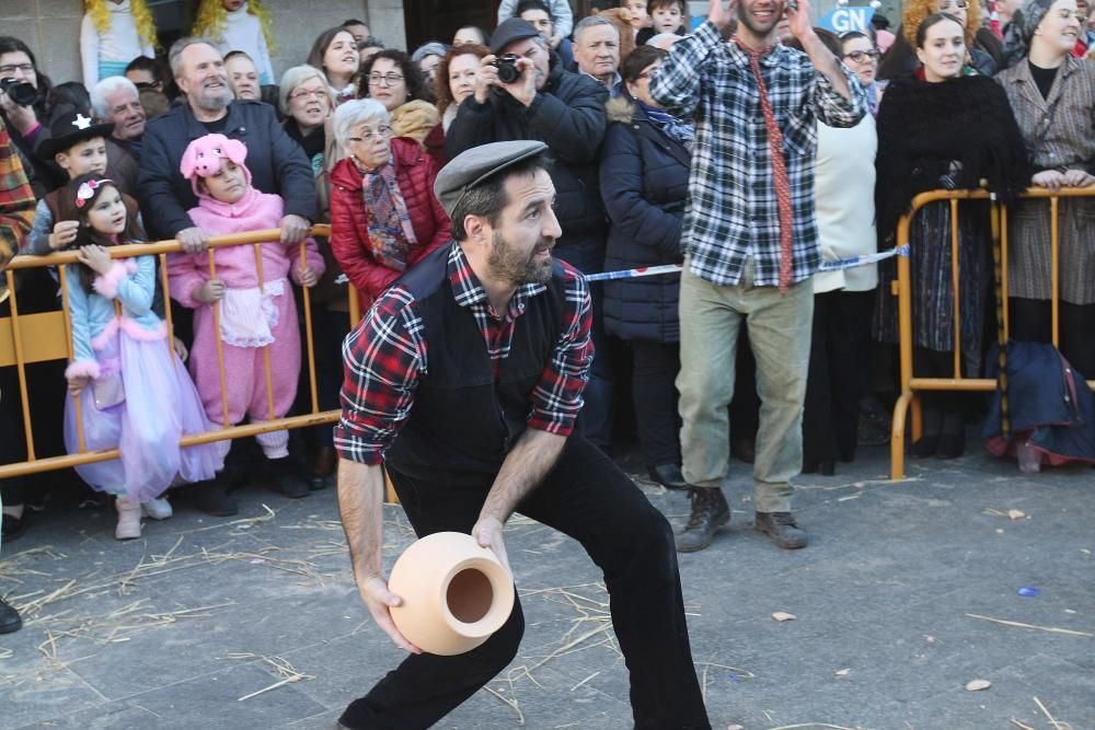 Más de 300 vasijas volaron por los aires en la segunda cita del Entroido en Xinzo de Limia.