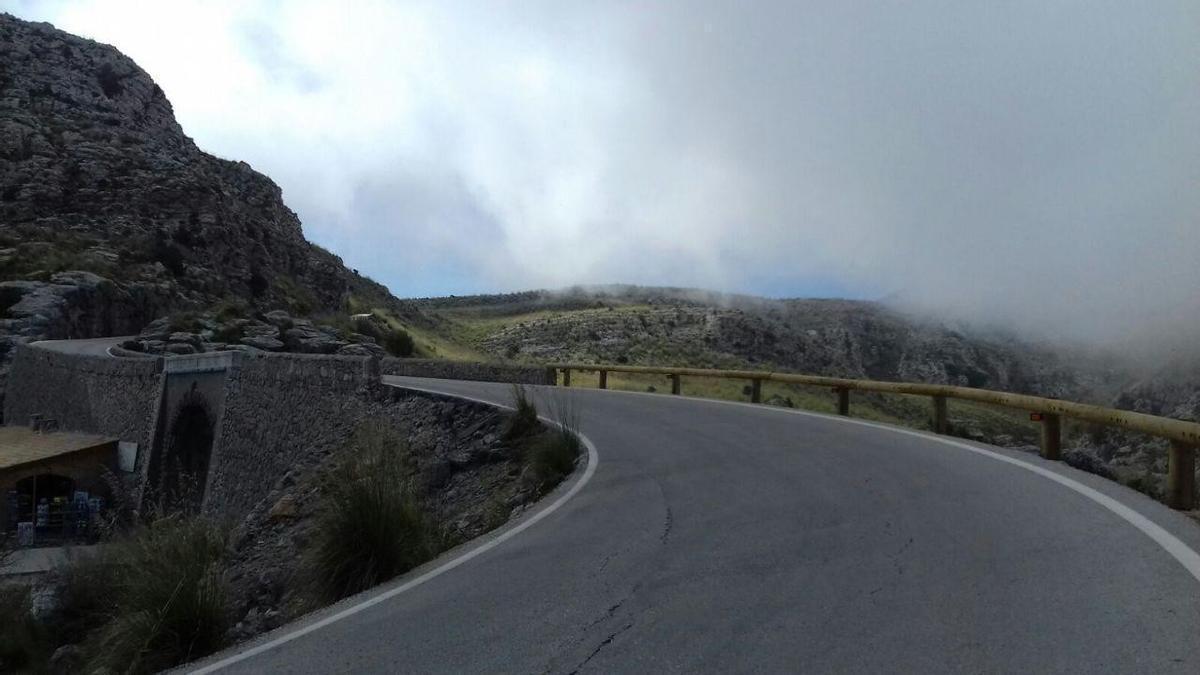 Archivo - Carretera de la Serra de Tramuntana con barreras de madera