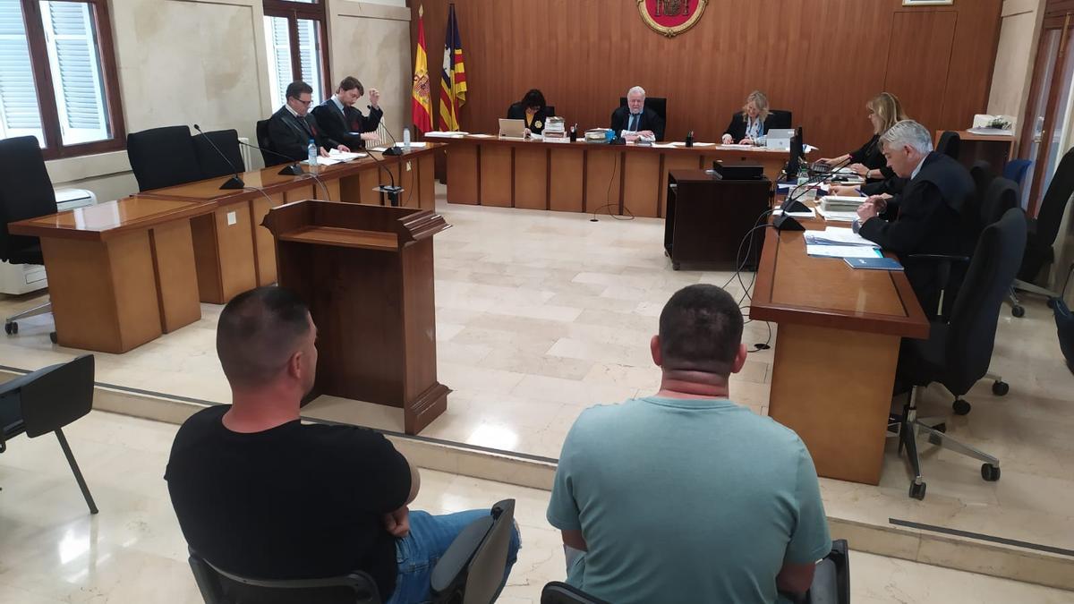 Los dos acusados, hoy durante el juicio en la Audiencia Provincial de Palma.