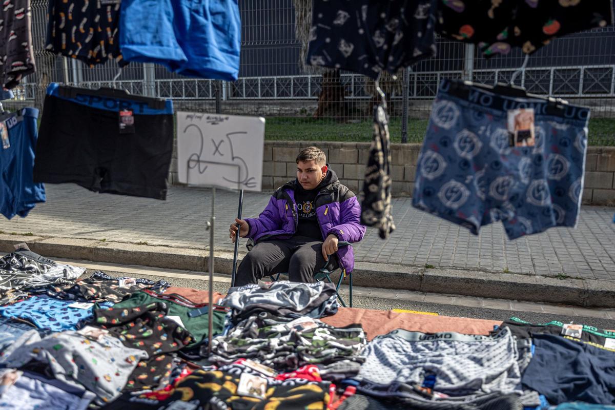 El histórico mercado ambulante inicia un exilio temporal: las obras de reforma del barrio exigen dejar libres las calles del Acer, de la Metal·lúrgia y del Crom, donde los puestos comerciales llevaban más de 50 años asentados. La nueva ubicación es desde el cruce de la calle de los Ferrocarrils Catalans con calle Foc hasta el cruce de la calle de la Mare de Déu de Port con el de calle Motors.