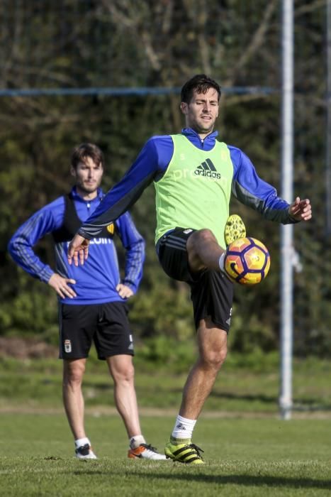 Entrenamiento del Real Oviedo a puerta abierta en El Requexón