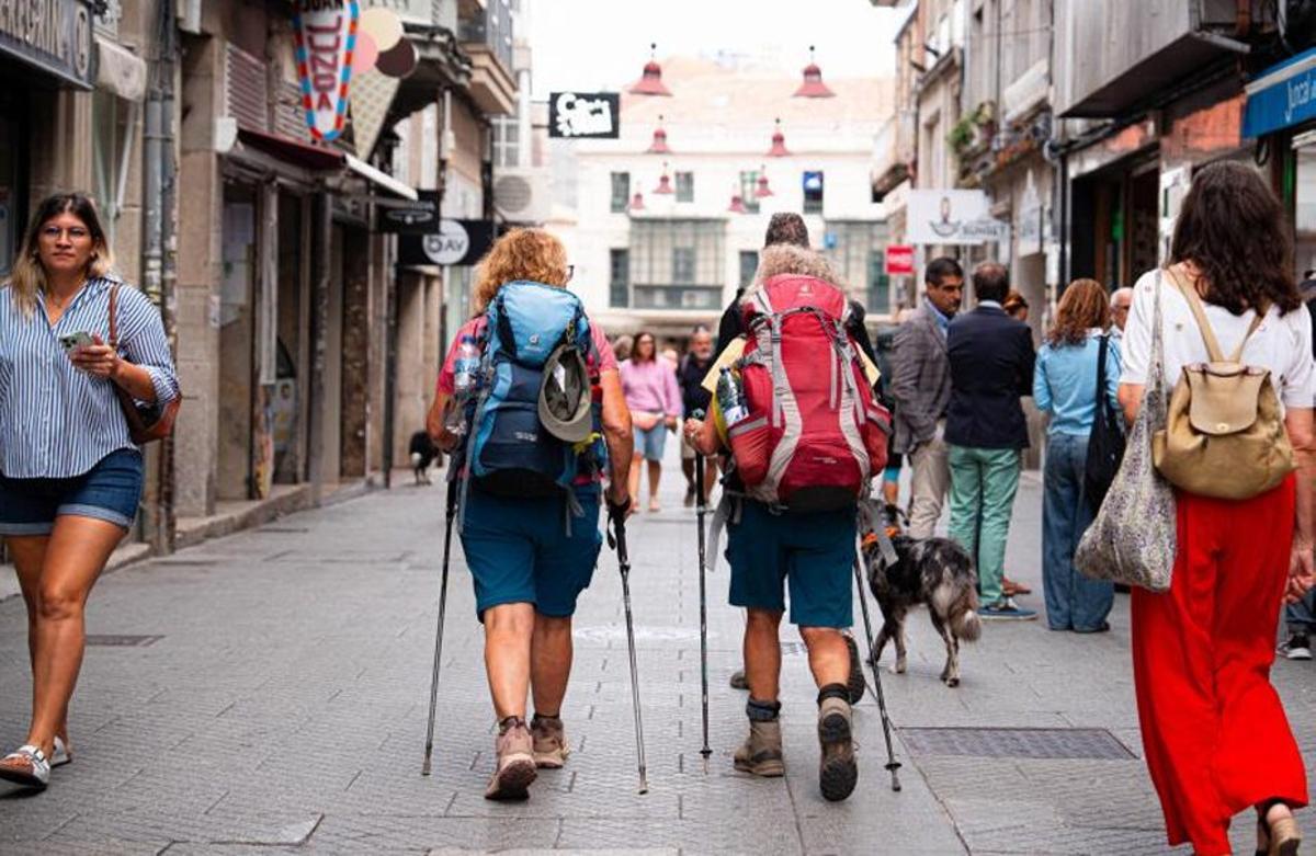 Peregrinos chegando á cidade do Lérez. |