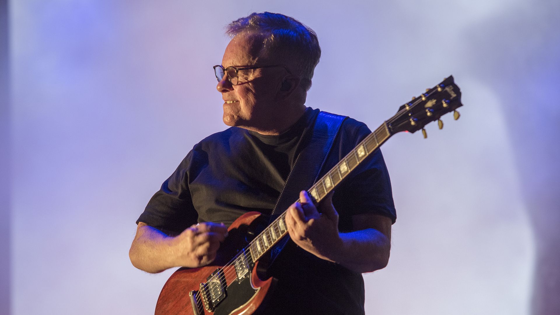 Concierto de New Order en el Parc del Forum. En la imagen Bernard Sumner.