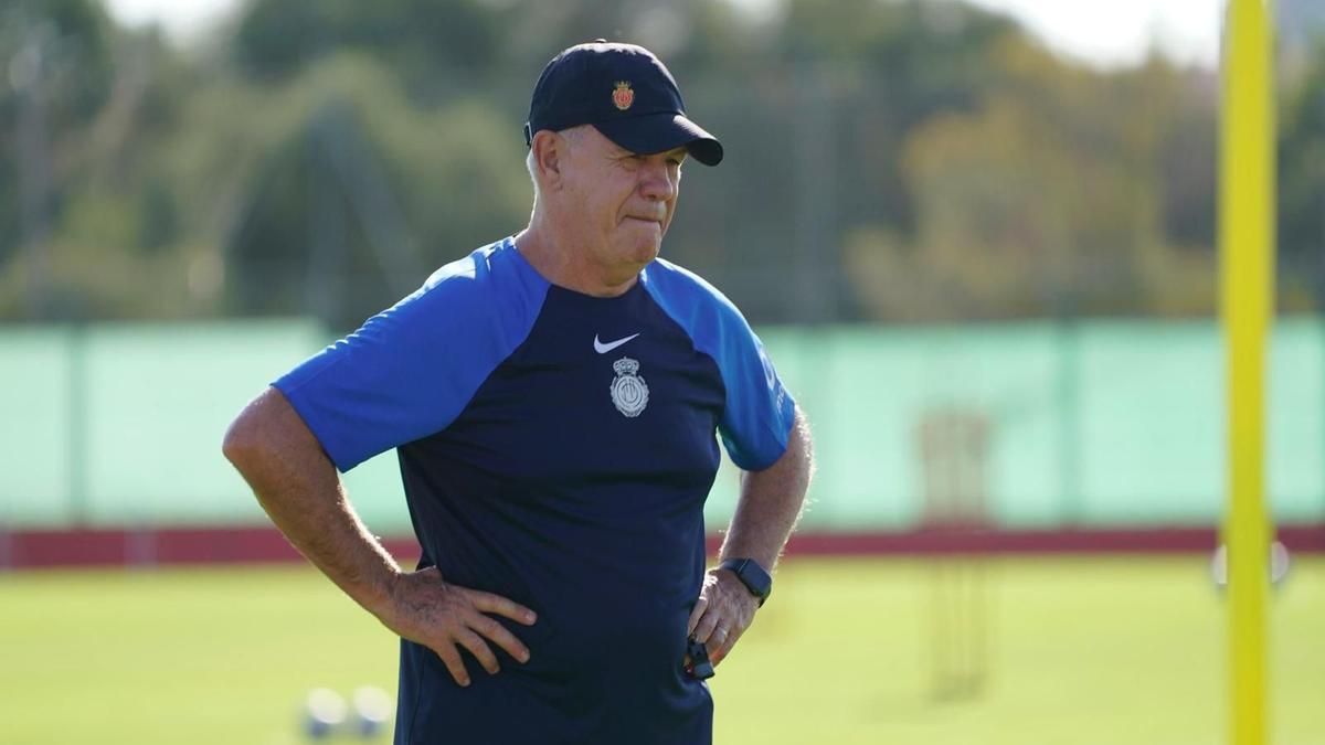 Javier Aguirre dirige un entrenamiento en Son Bibiloni.