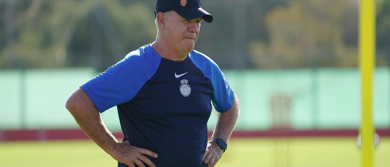 Javier Aguirre dirige un entrenamiento en Son Bibiloni.