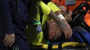 Neymar abandona en camilla el estadio de Montevideo tras sufrir una lesión en la rodilla izquierda.