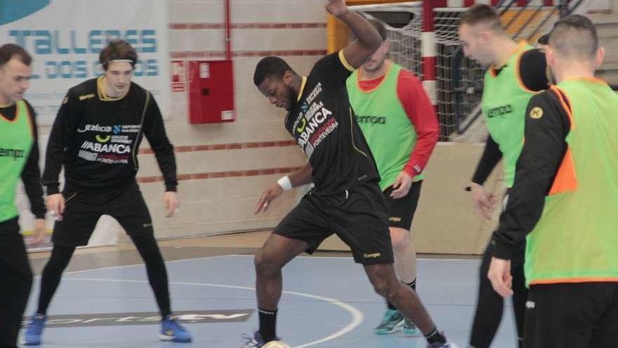 La plantilla del Cangas, ayer en O Gatañal, durante la sesión de entrenamiento. // Santos Álvarez