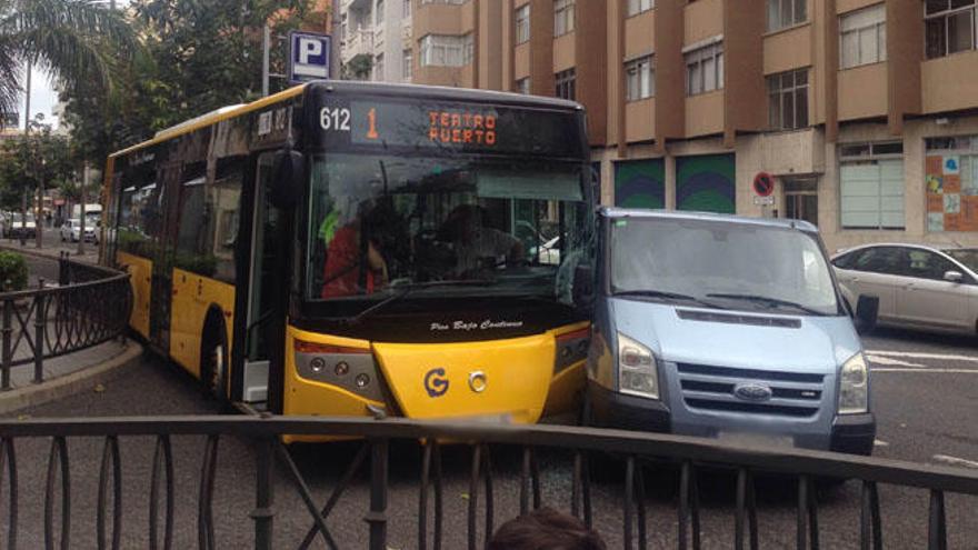 Accidente entre una guagua y un turismo en Venegas