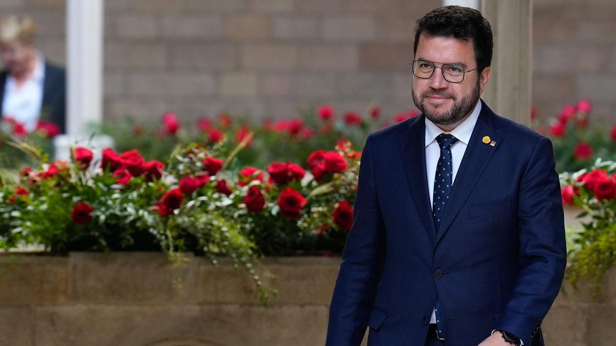 Pere Aragonès, en los actos del día de Sant Jordi. En la foto, en la recepción con la Colla dels Gegants de Nou Barris.