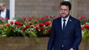 Pere Aragonès, en los actos del día de Sant Jordi. En la foto, en la recepción con la Colla dels Gegants de Nou Barris.