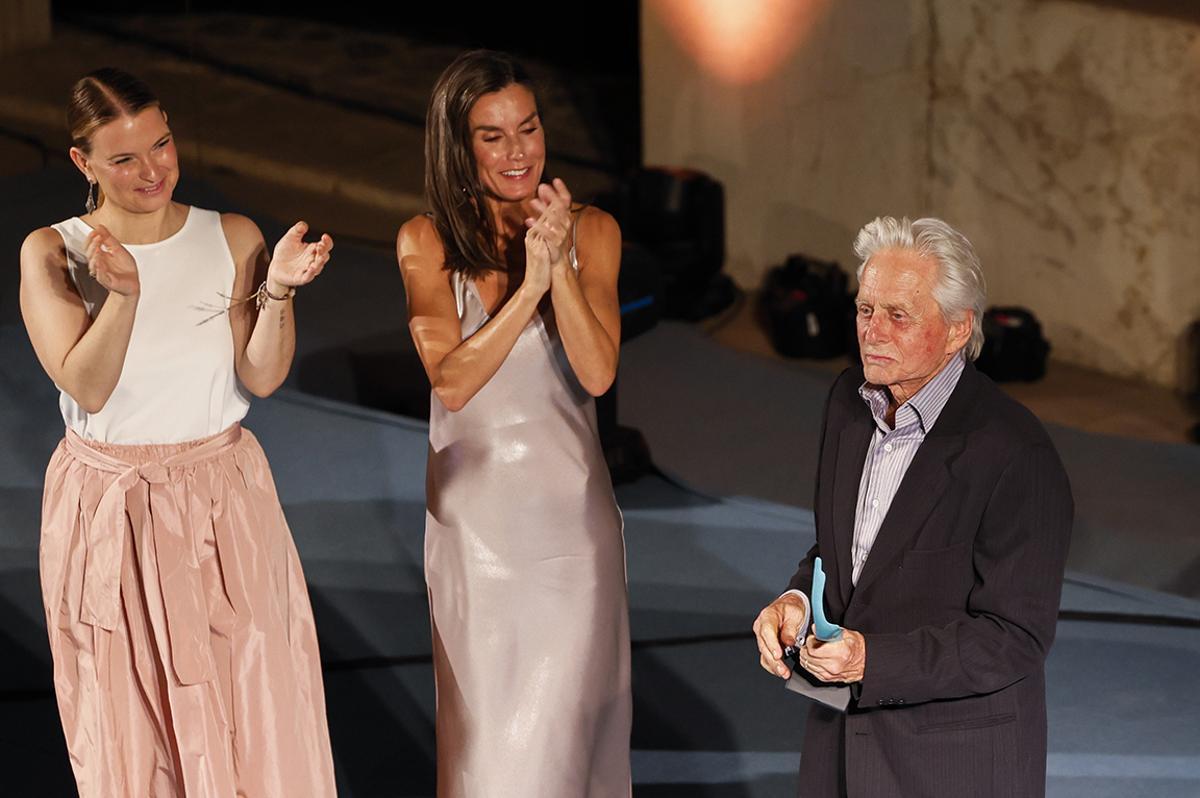 La Reina Letizia le entrega a Michael Douglas el premio Master of Cinema en la clausura de la 14 edición del Atlàntida Film Fest, en Palma
