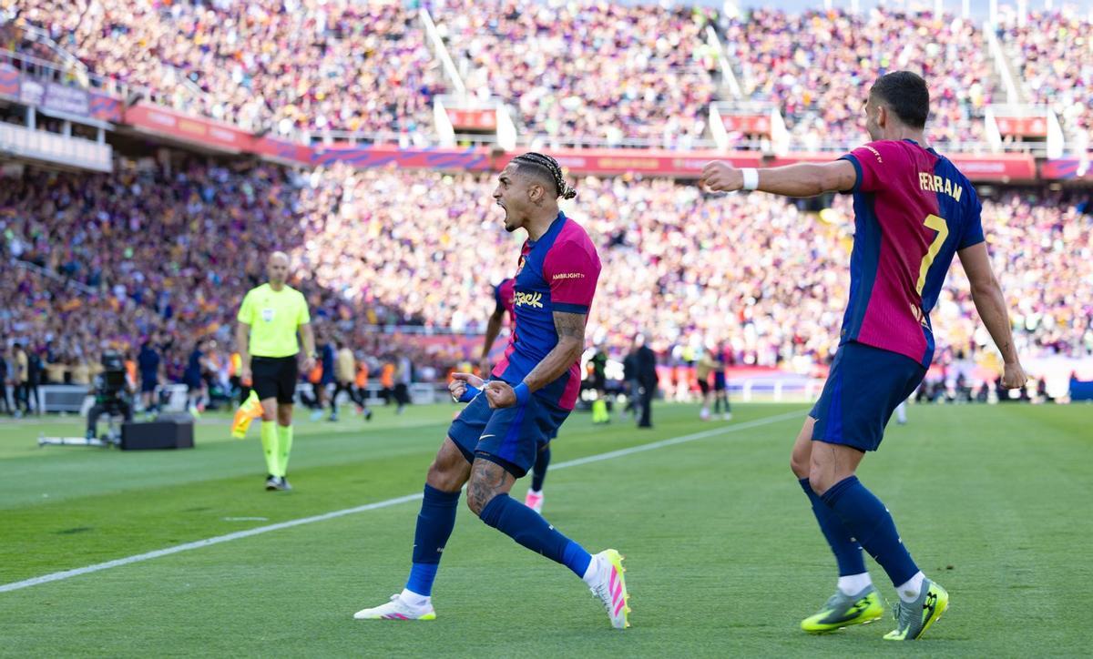 Raphinha celebra su gol junto a Ferran Torres en el clásico