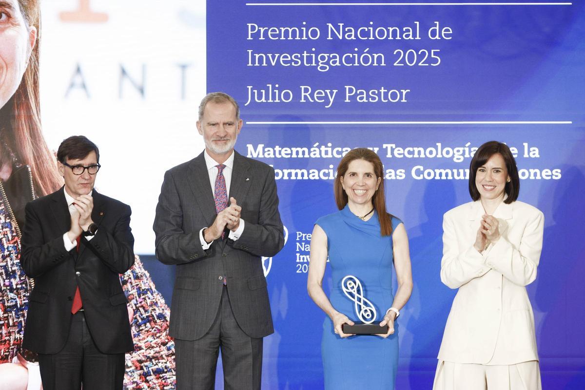Salvador Illa, Felipe VI, Nuria Oliver y Diana Morant en el momento de la entrega del premio.