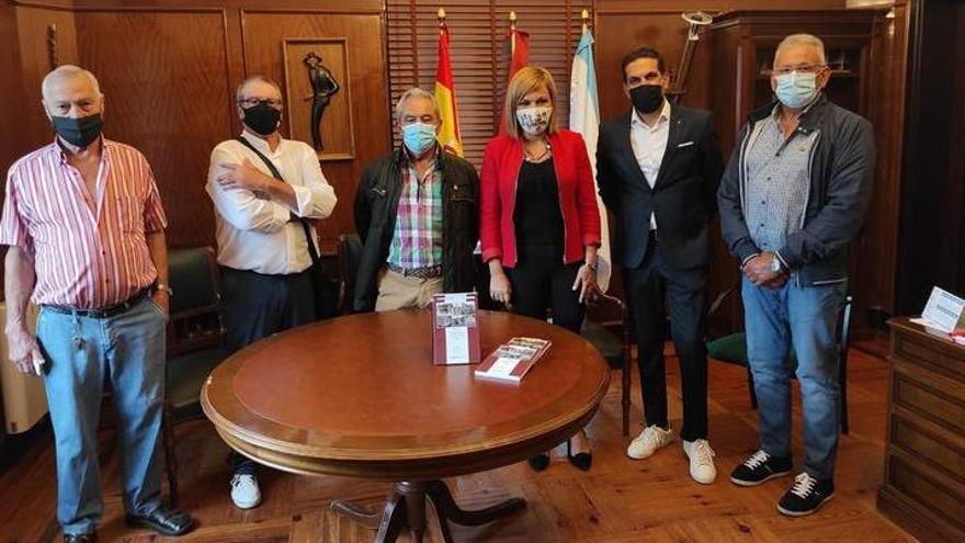 La alcaldesa y el concejal de Cultura, con los miembros de la directiva del Obradoiro Fernando Monroy. / C.R.