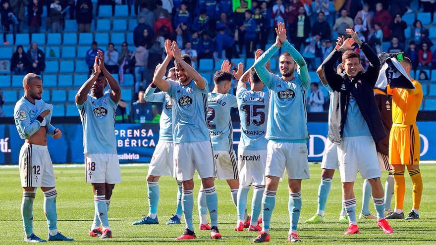 El Celta saluda a la afición en Balaídos // MARTA G. BREA