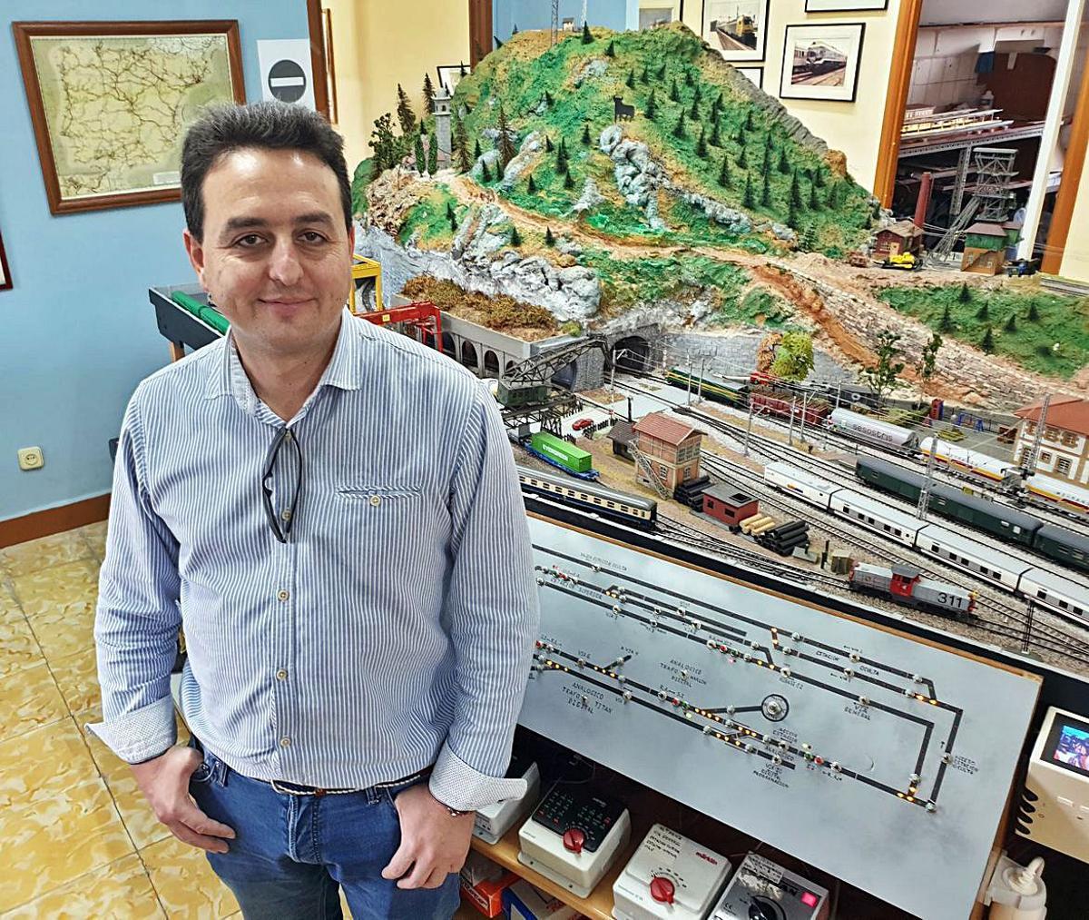 José Ángel Reyes, a la izquierda, y Juan Gayoso, a la derecha, en la sede de AVAFT. // Marta G. Brea