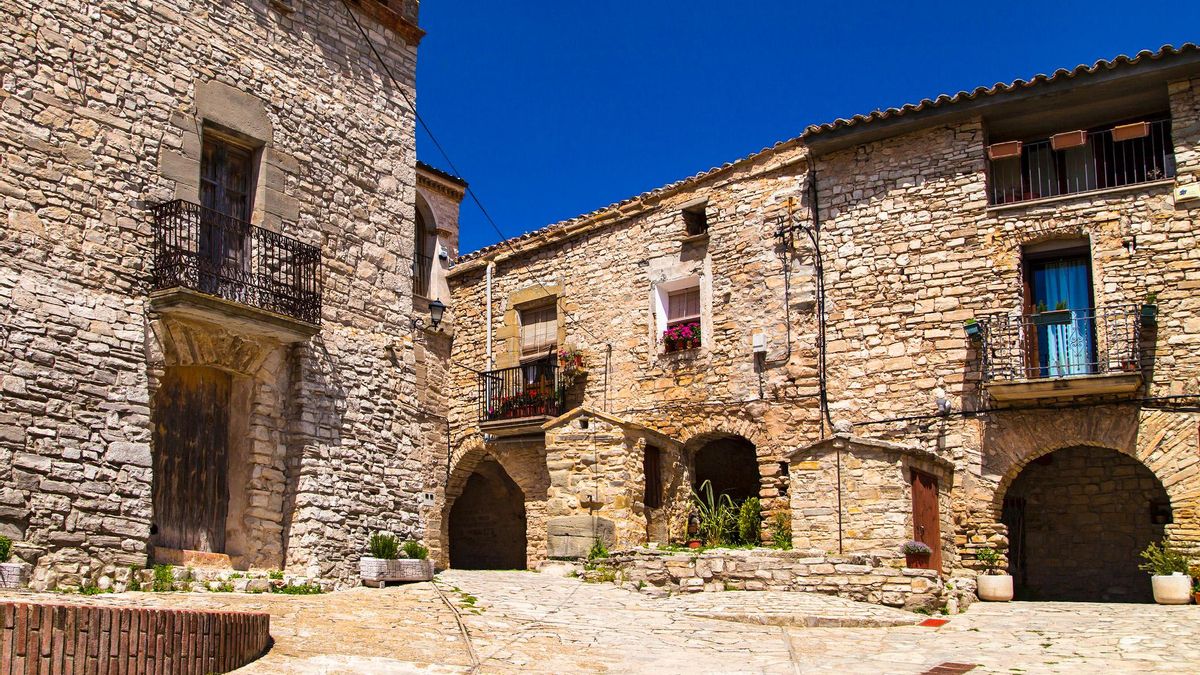 La muralla medieval más increíble de España está en un pueblo de 18 habitantes conocido como la joya del interior de Cataluña