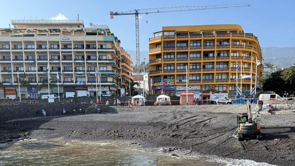 Una pala acondiciona la bahía de Puerto de la Cruz