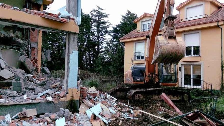 Derribo de dos de los diez chalés de la urbanización O Loureiro, en Pazos, la pasada semana.