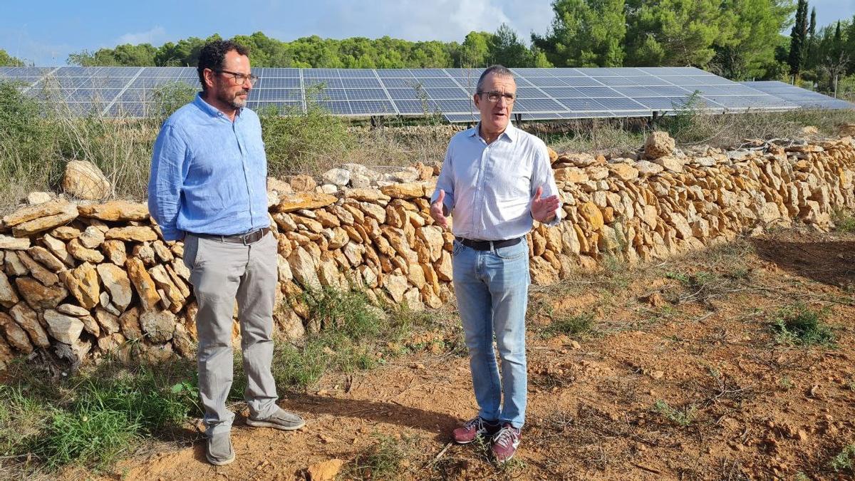 El vicepresidente Juan Pedro Yllanes en su visita a un parque fotovoltaico de Ibiza