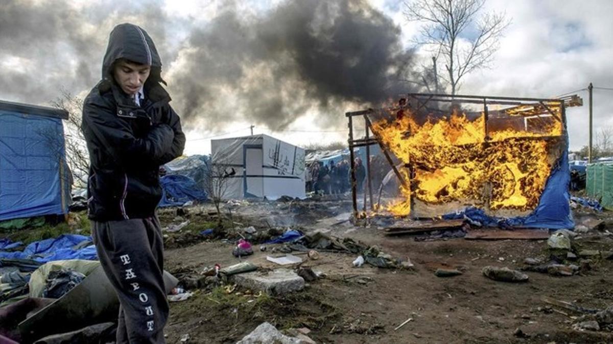 Un refugiado observa la demolición del campo de Calais.