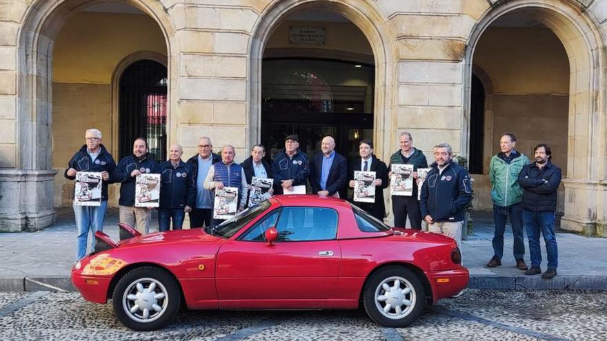 Organizadores y representantes municipales de la «Caza del Búho». |