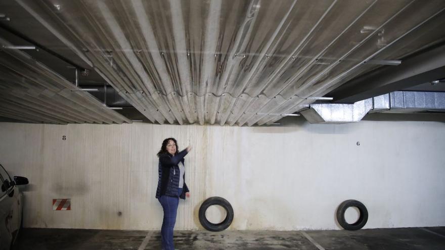 Belén Menéndez señala la zona de su garaje por la que entra agua en Calderón de la Barca. | Marcos León