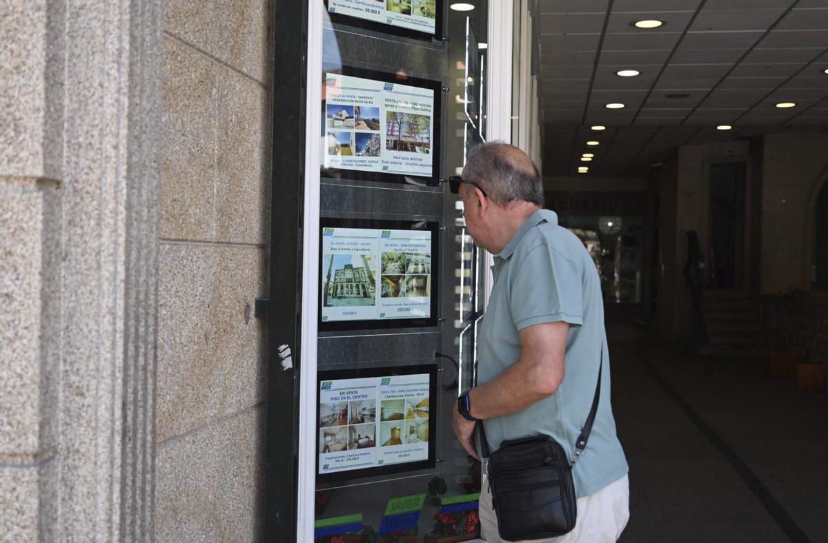Un pontevedrés mira carteles de una inmobiliaria.