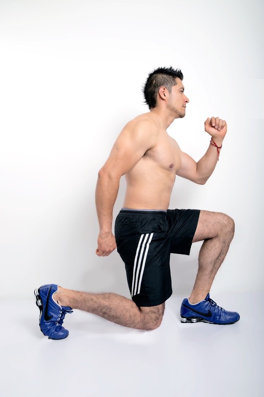 Cómo hacer lunges para tonificar las piernas y los glúteos.