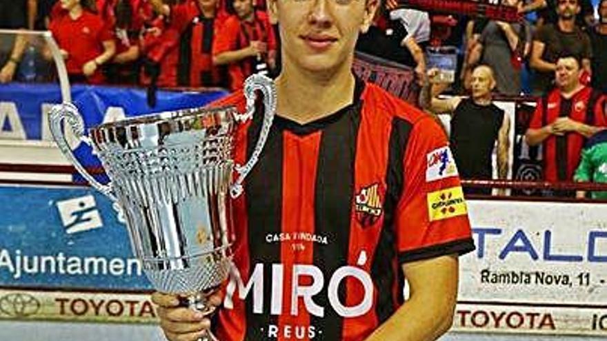 Pablo del Río, con el trofeo de la Supercopa.