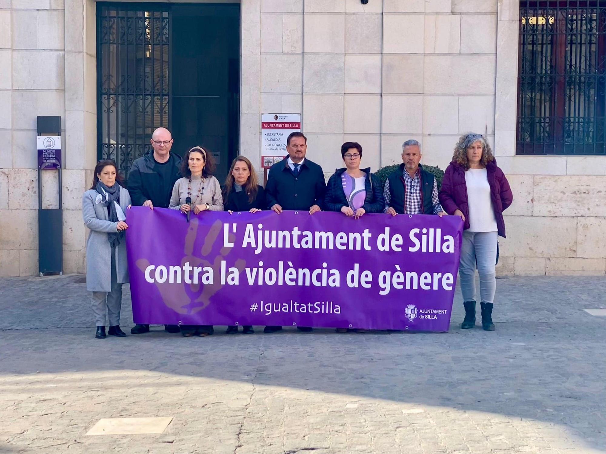 Silla. Miembros de la corporación local durante el minuto de silencio.