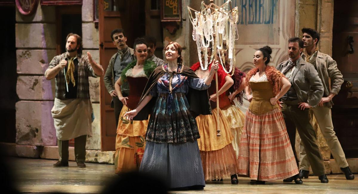 Representación de la zarzuela ‘Doña Francisquita’ en el Gran Teatro de Córdoba, con Auxiliadora Toledano, Alejandro del Cerro, Manuel de Diego y Sandra Fernández entre el elenco. | MANUEL MURILLO