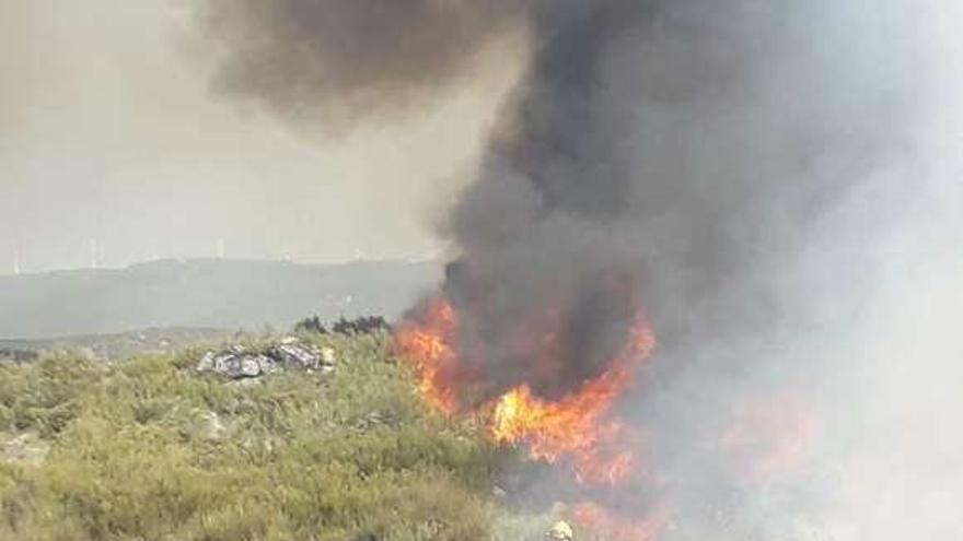 Brigadistas en el incendio de A Mezquita. // Cedida