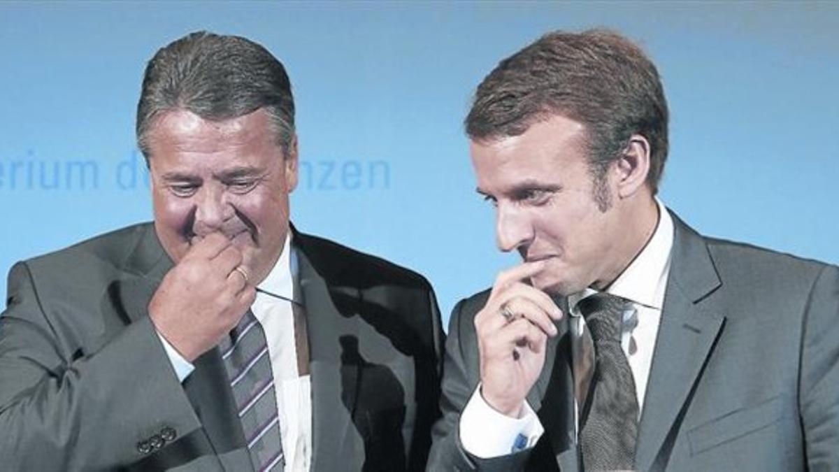 Los ministros de Economía de Alemania, Sigmar Gabriel (izquierda) y Francia, Emmanuel Macron, ayer en Berlín.
