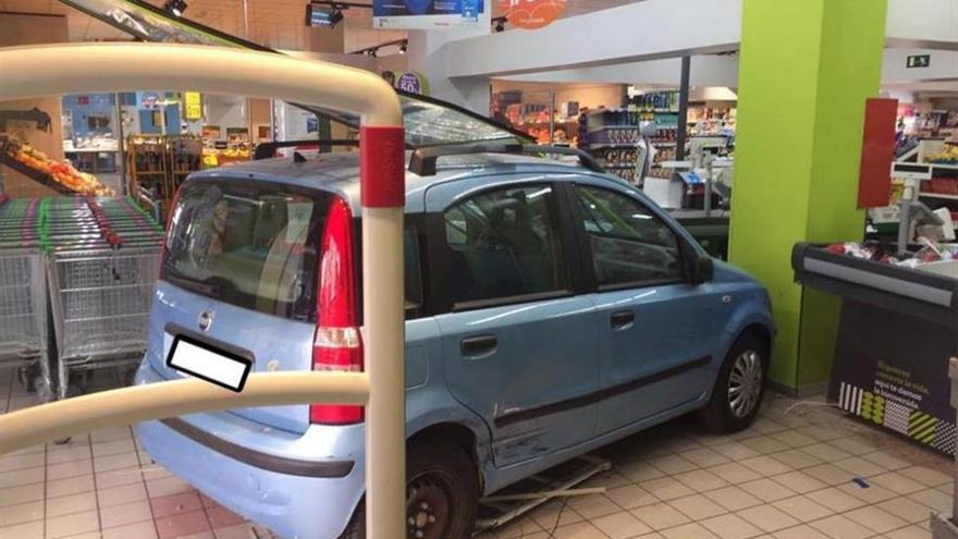 Un vehículo se cuela en el interior de un supermercado en Badajoz