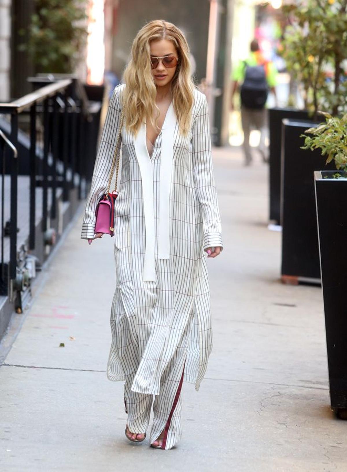 El original look con caftán de Rita Ora en Nueva York