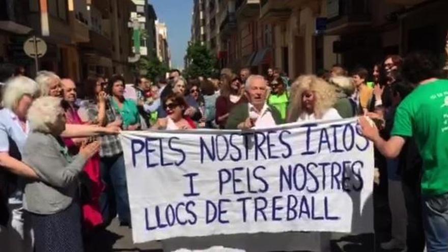 Manifestación de trabajadores y usuarios de la Residencia Lledó de Castelló