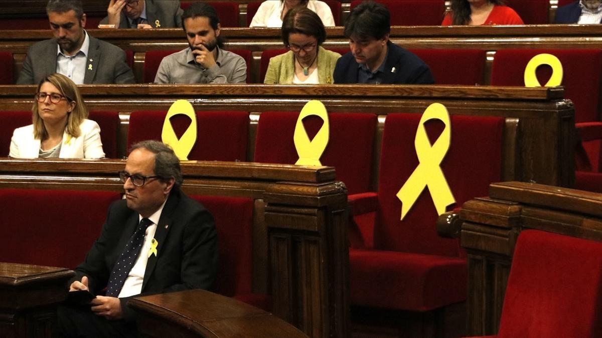 El president Quim Torra junto a las bancadas con los lazos amarillos.