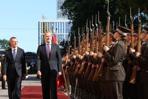 Felipe VI es recibido por el presidente de Letonia y su primera ministra
