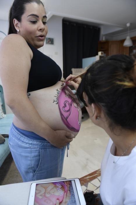 21-06-19 TELDE. SEDE LA LUNA DE NEPTUNO. LAS PALMAS DE GRAN CANARIA. Reportaje a una artista que pinta barrigas de embarazada. Fotos: Juan Castro.  | 21/06/2019 | Fotógrafo: Juan Carlos Castro