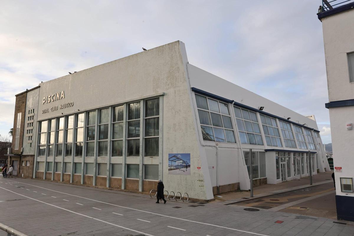 Imagen exterior de la piscina del Real Club Náutico de Vigo